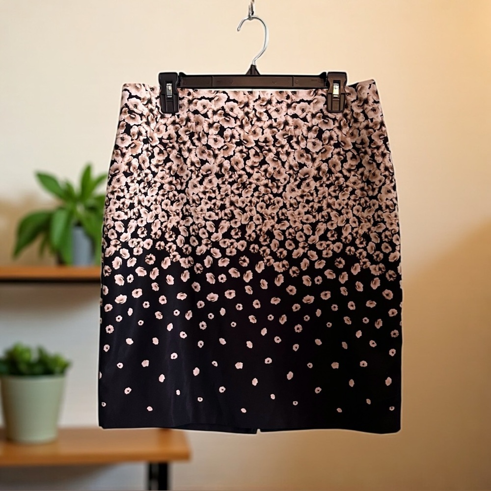New York Company Skirt. Floral Fade. Lined. Zip. Black & Beige. Size 8